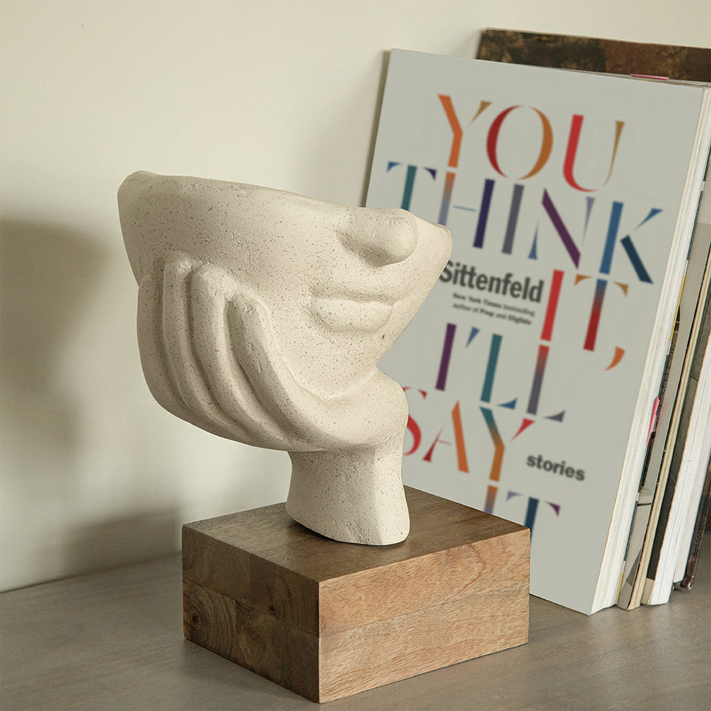 Sculpture de visage blanc agité
