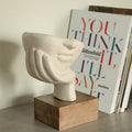 Sculpture de visage blanc agité
