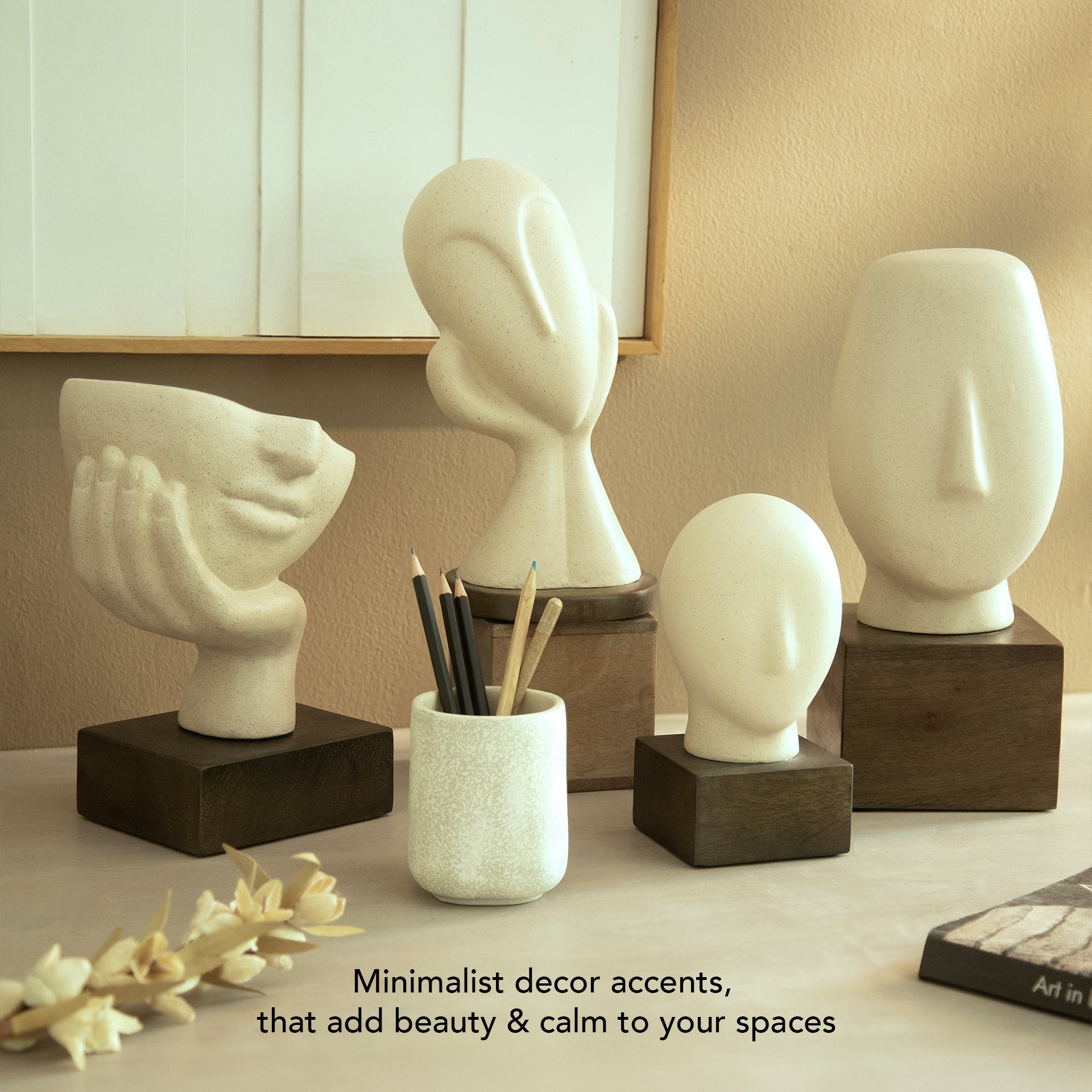 Sculpture de visage blanc agité