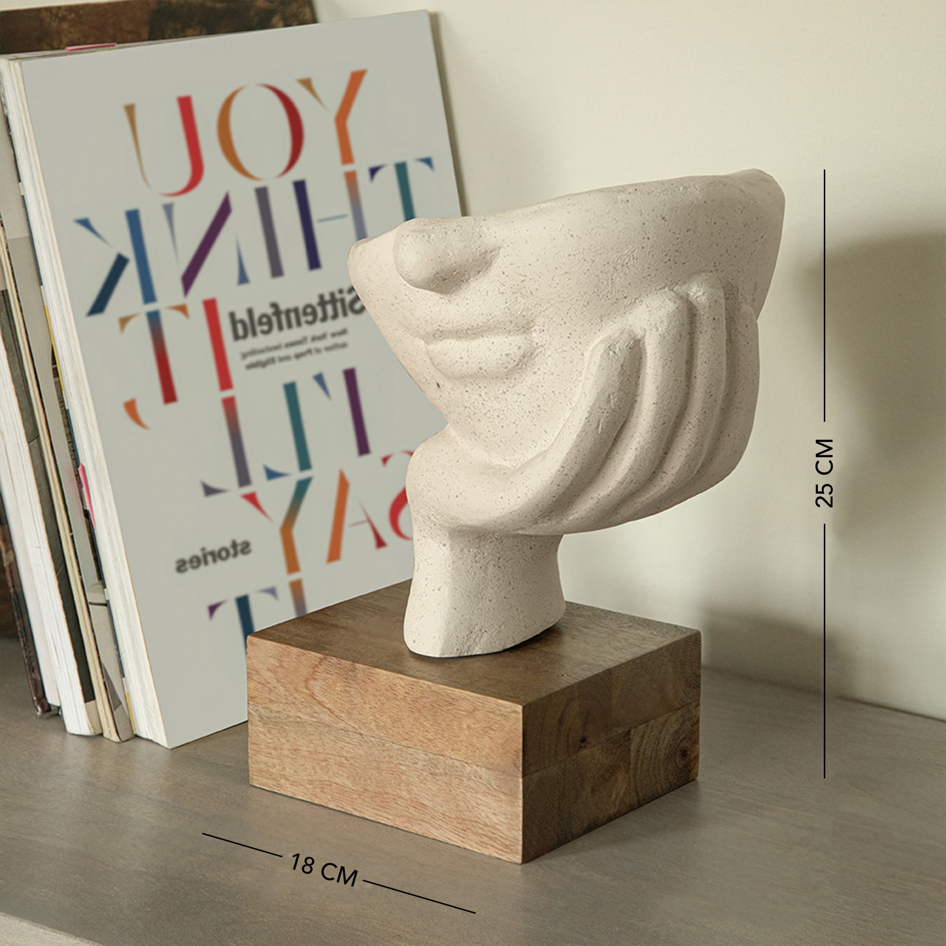 Sculpture de visage blanc agité