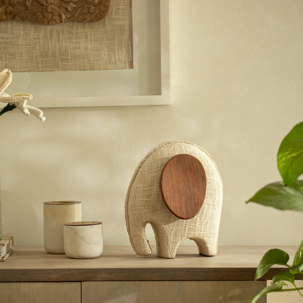 Petite sculpture d'éléphant avec des oreilles en bois