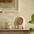 Petite sculpture d'éléphant avec des oreilles en bois