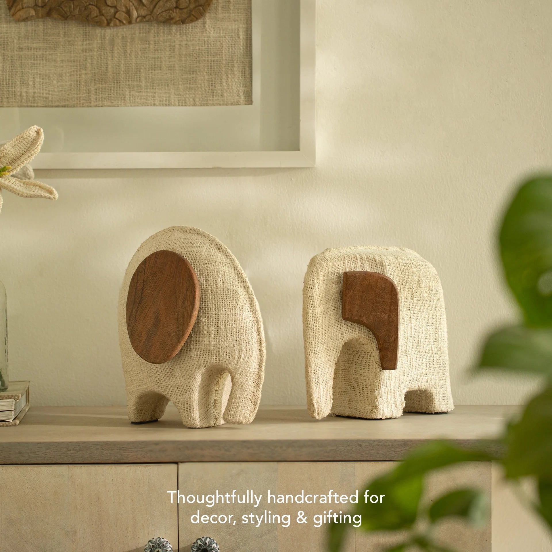 Petite sculpture d'éléphant avec des oreilles en bois