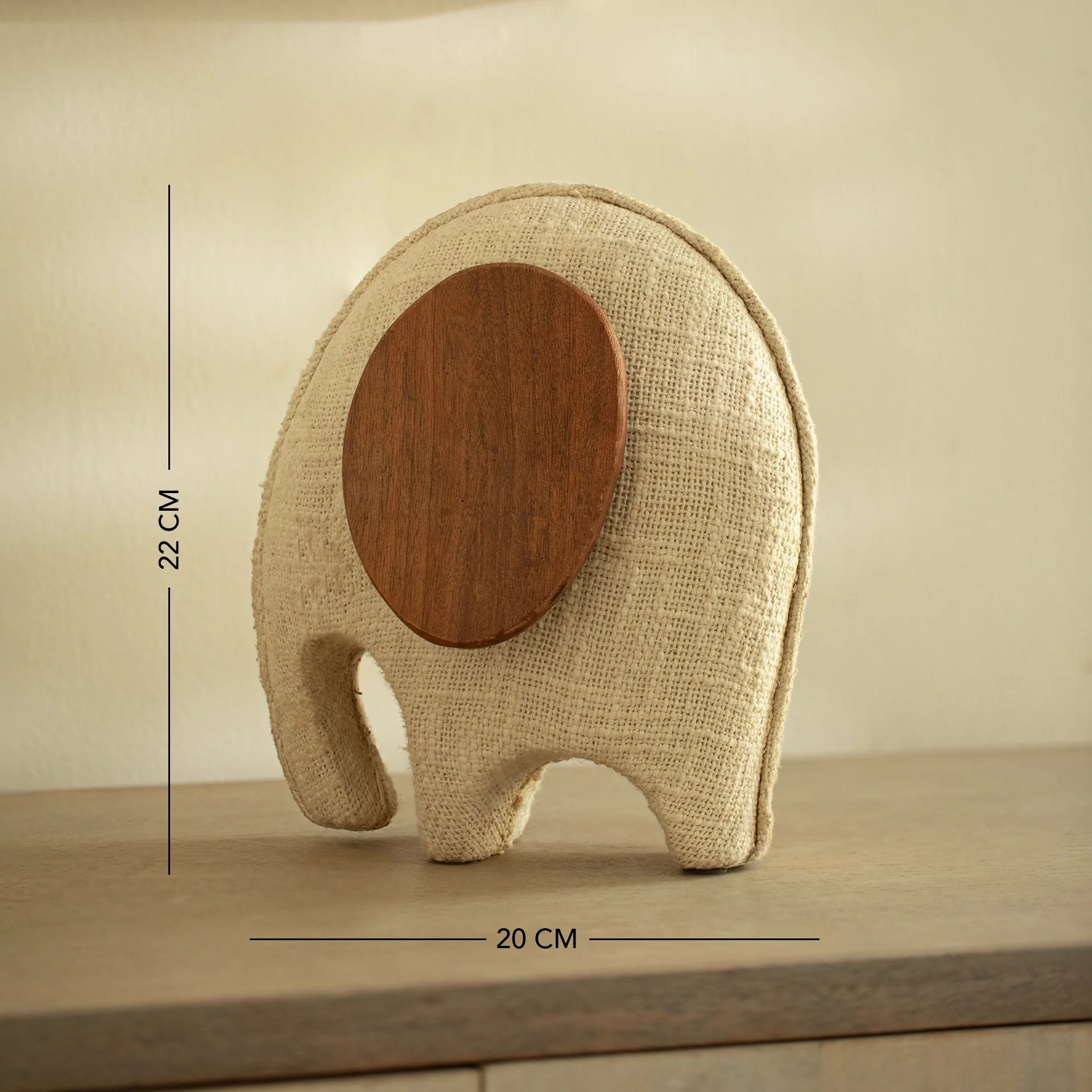 Petite sculpture d'éléphant avec des oreilles en bois