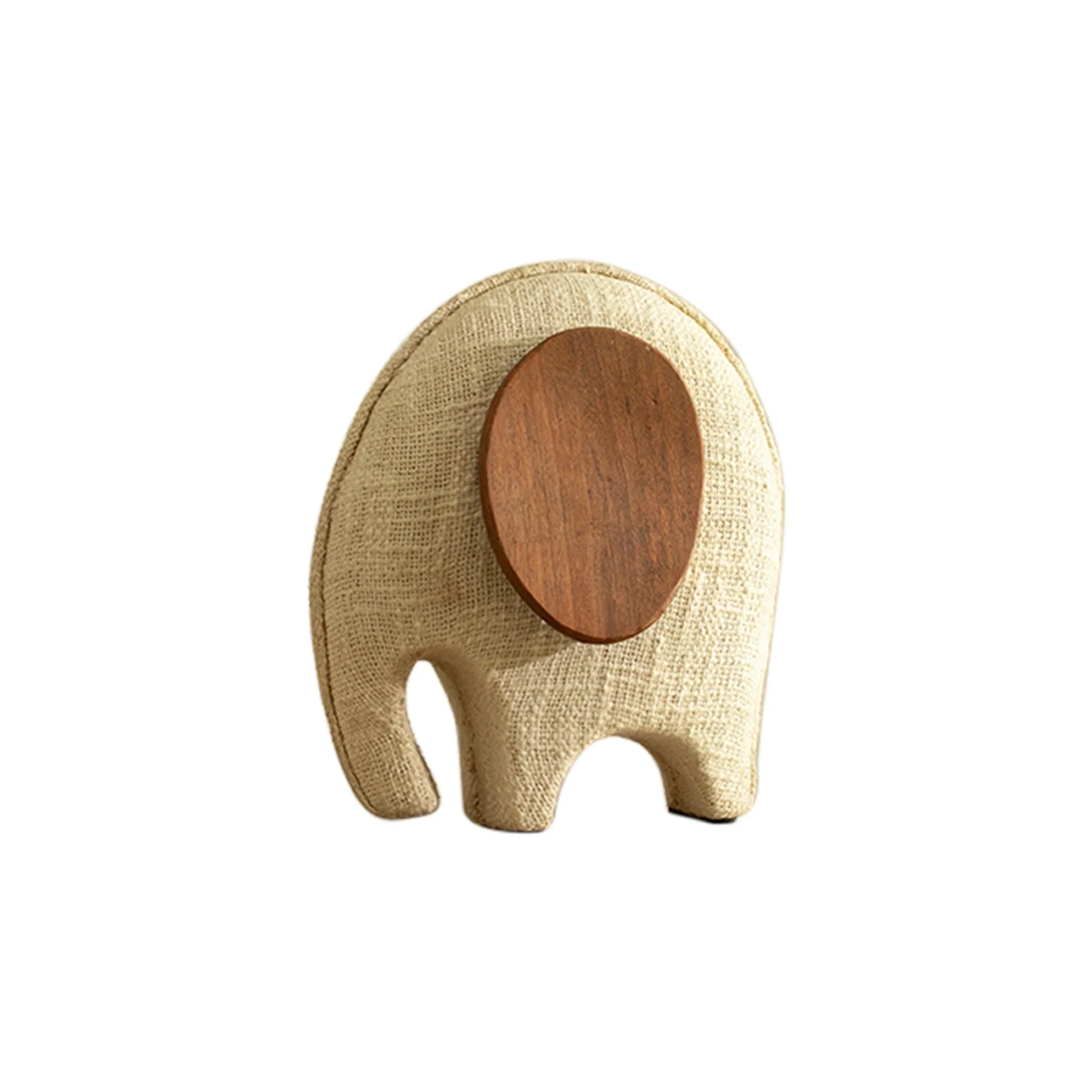 Petite sculpture d'éléphant avec des oreilles en bois