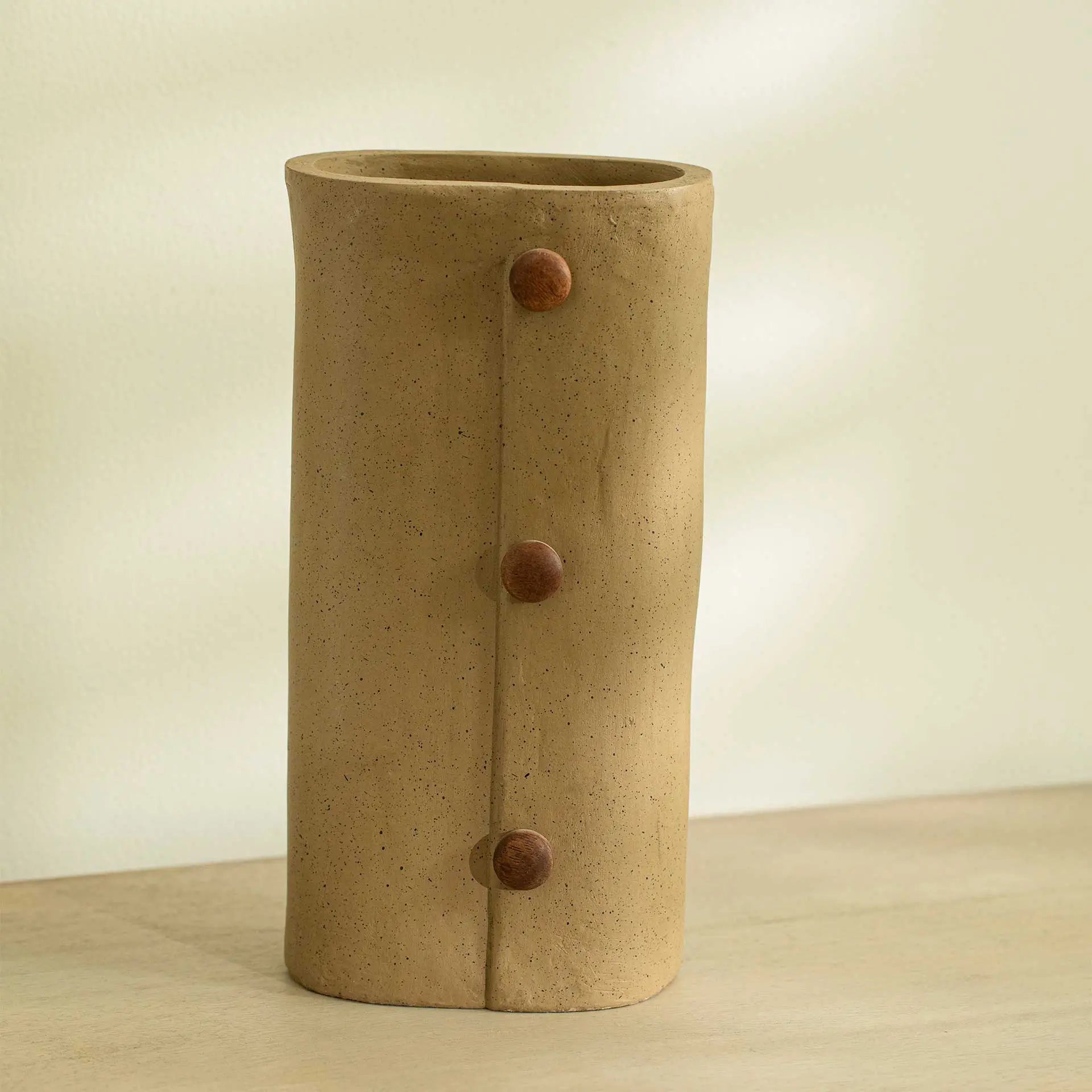 Vase en perles de bois hautes