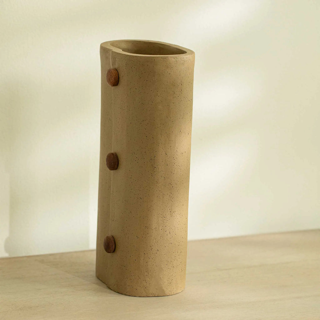 Vase en perles de bois hautes