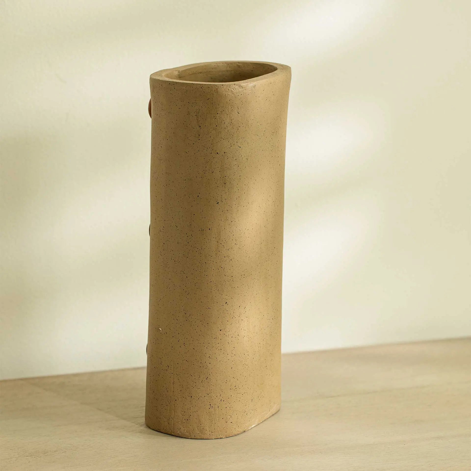 Vase en perles de bois hautes