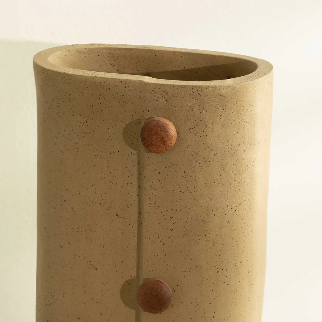 Vase en perles de bois hautes