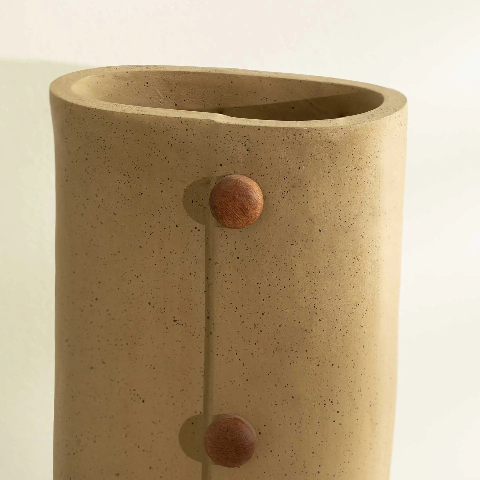 Vase en perles de bois hautes