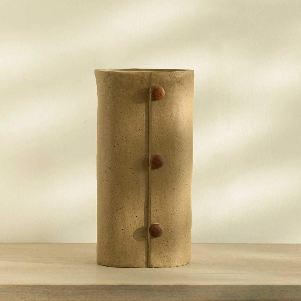 Vase en perles de bois hautes