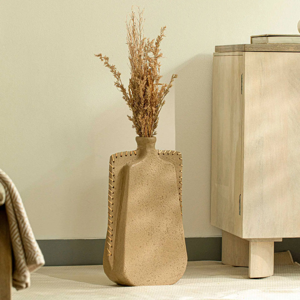 Grand vase décoratif avec détails en rotin