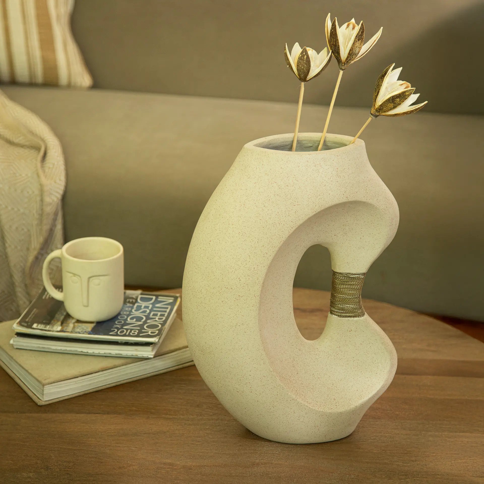 Grand vase avec travail de fil de fer