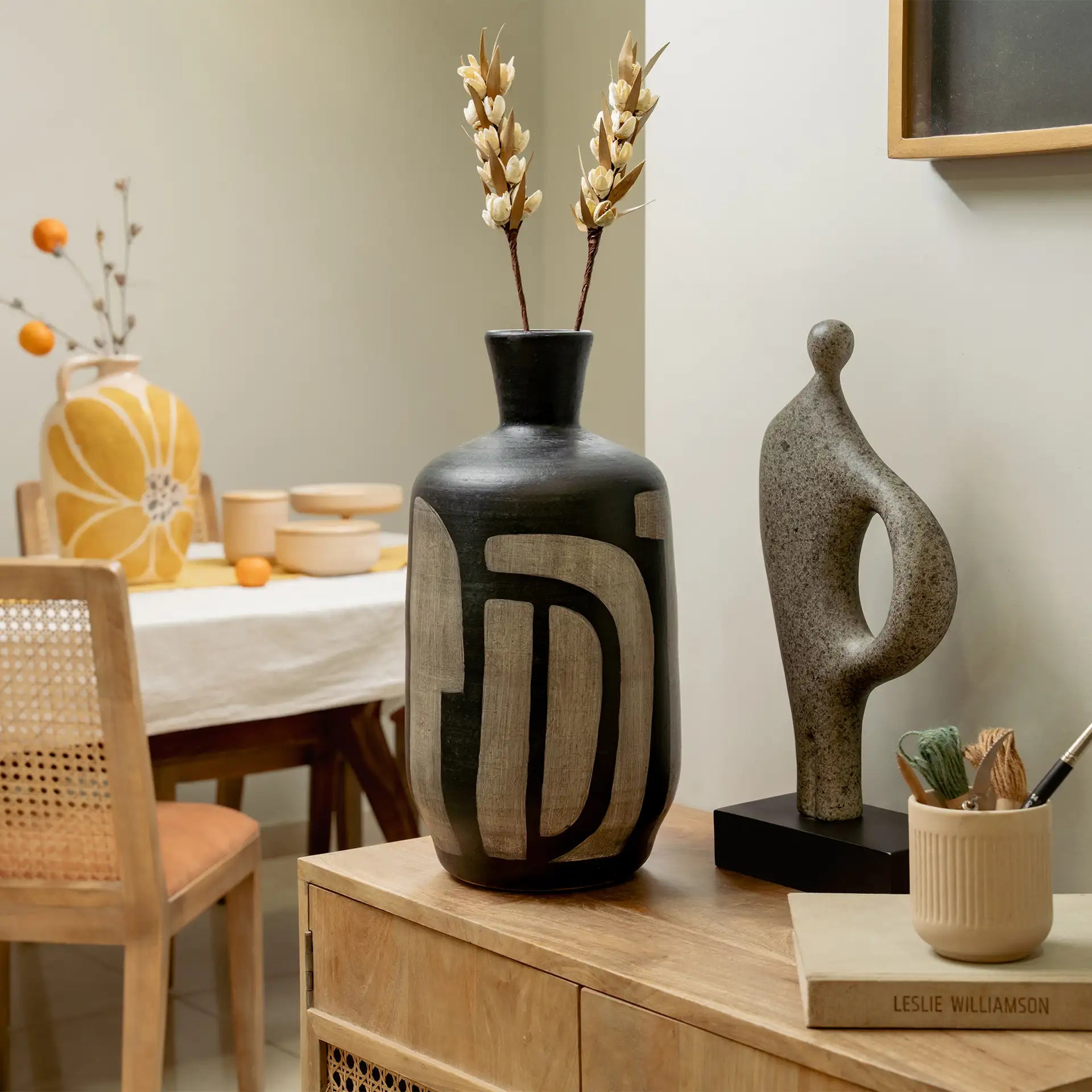Vase en terre cuite noir grand de printemps