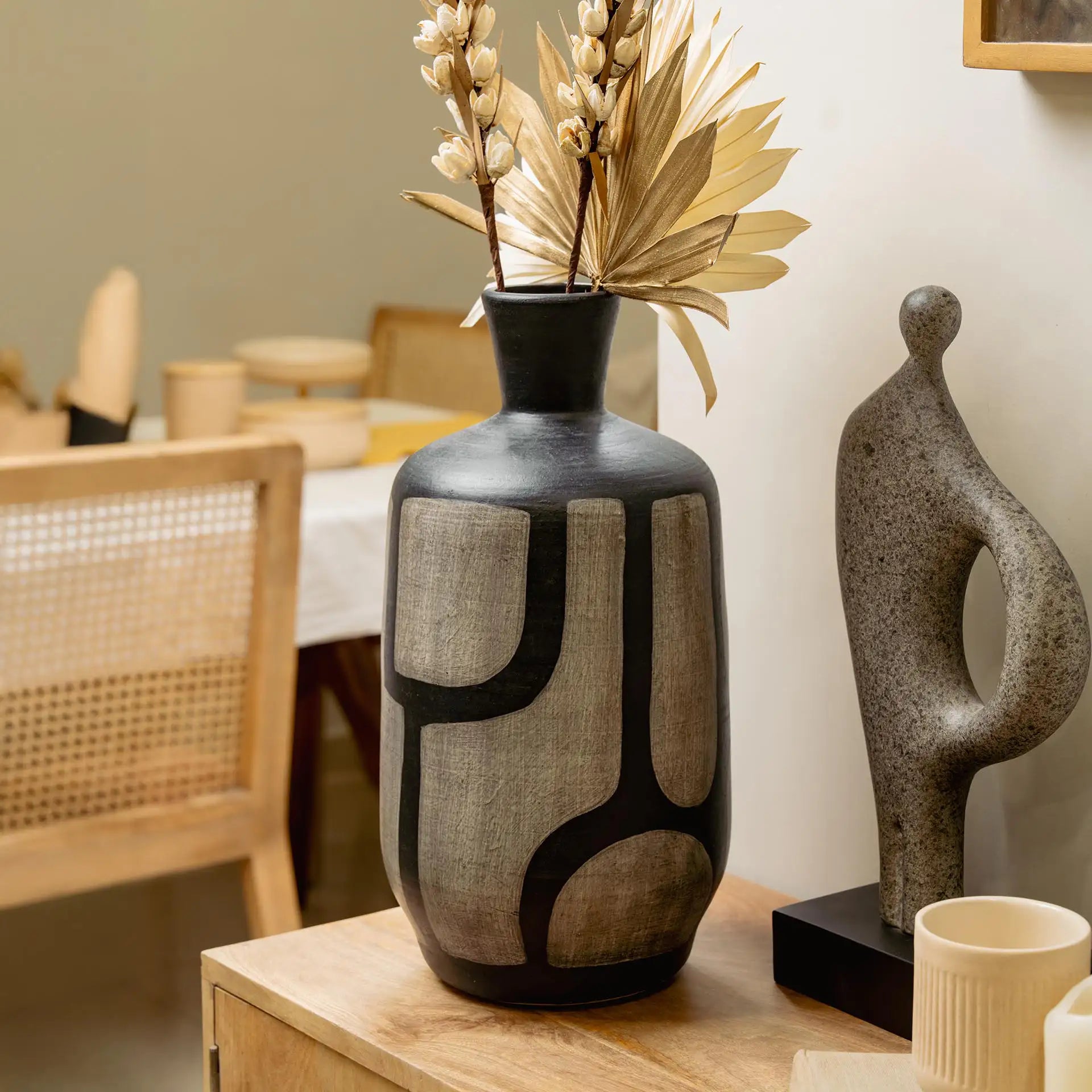 Vase en terre cuite noir grand de printemps