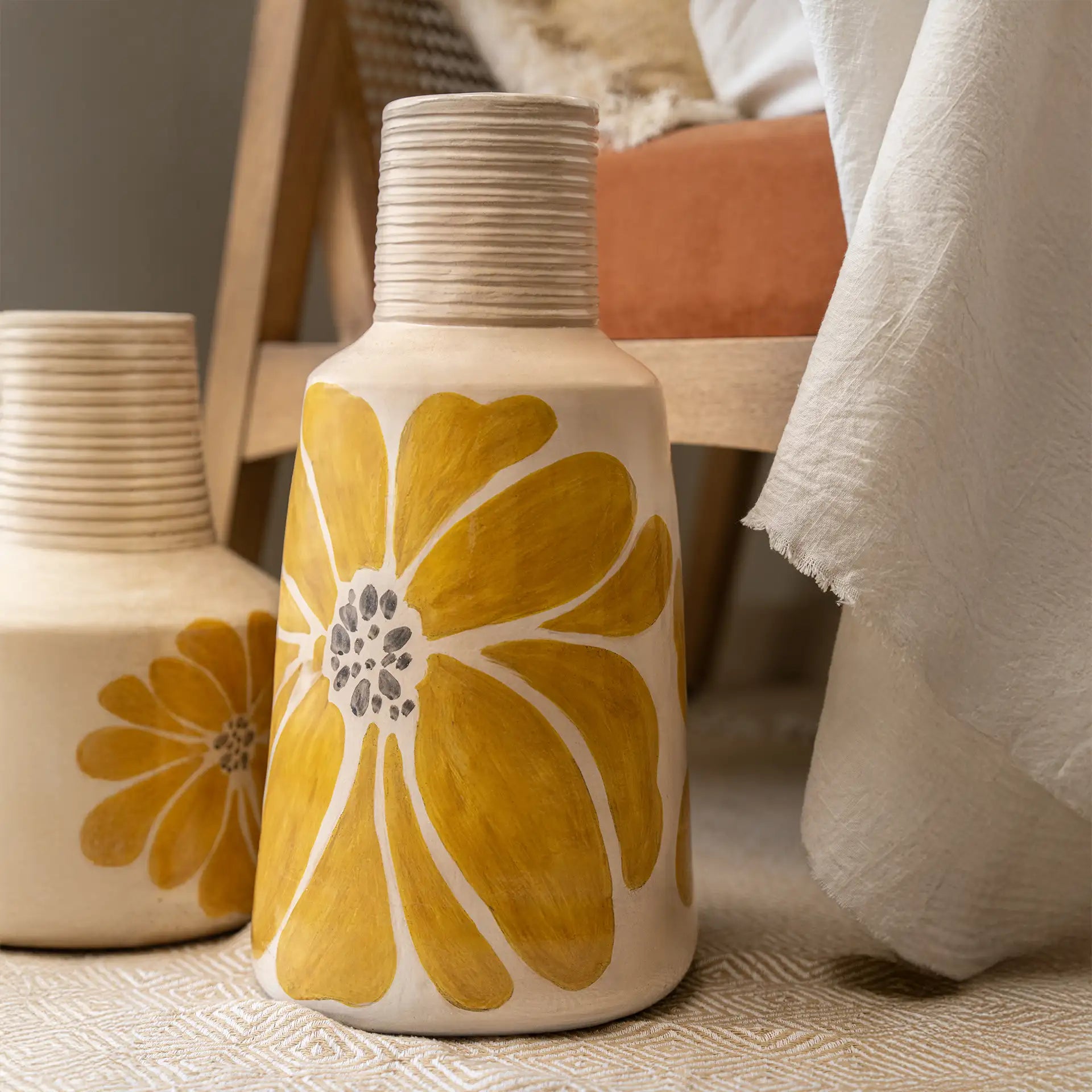 Grand vase en terre cuite jaune printanier