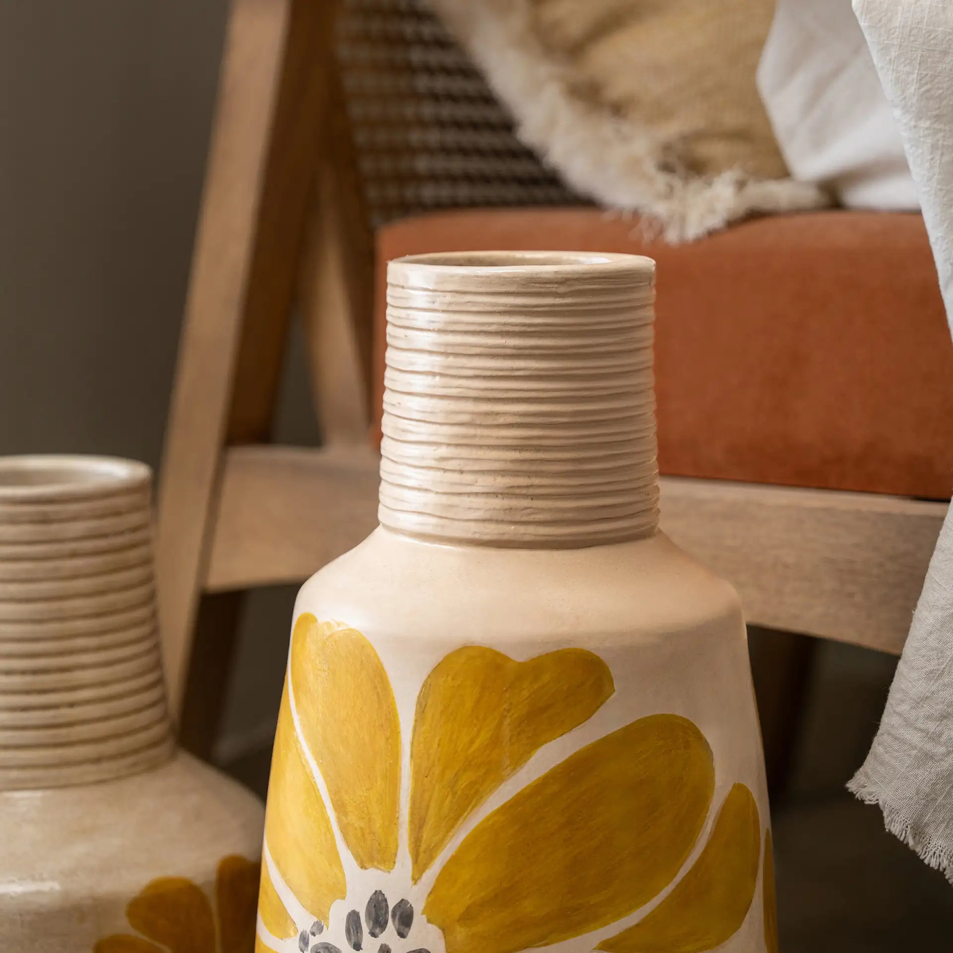 Grand vase en terre cuite jaune printanier