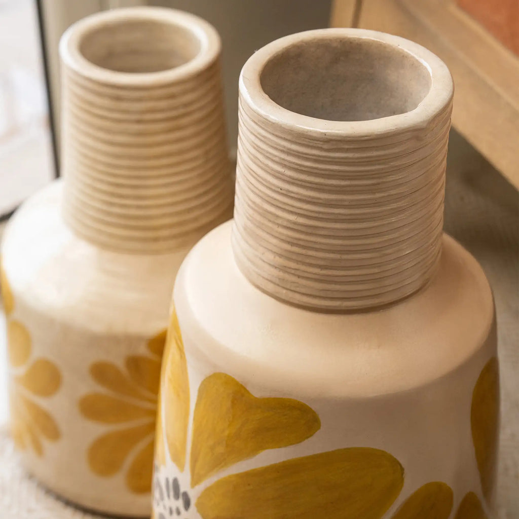 Grand vase en terre cuite jaune printanier