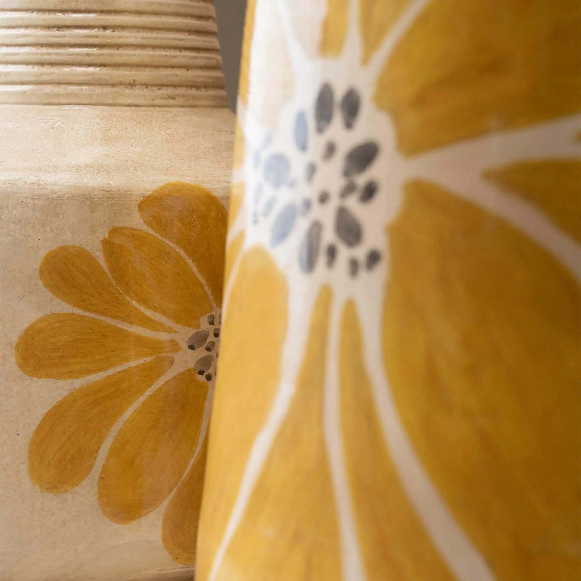 Grand vase en terre cuite jaune printanier