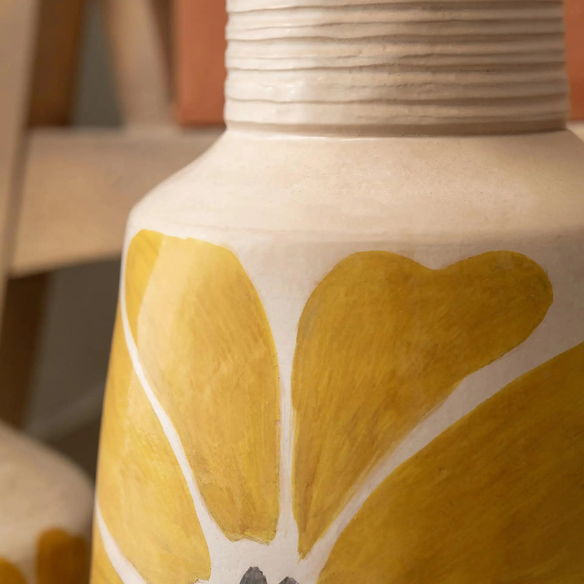 Grand vase en terre cuite jaune printanier