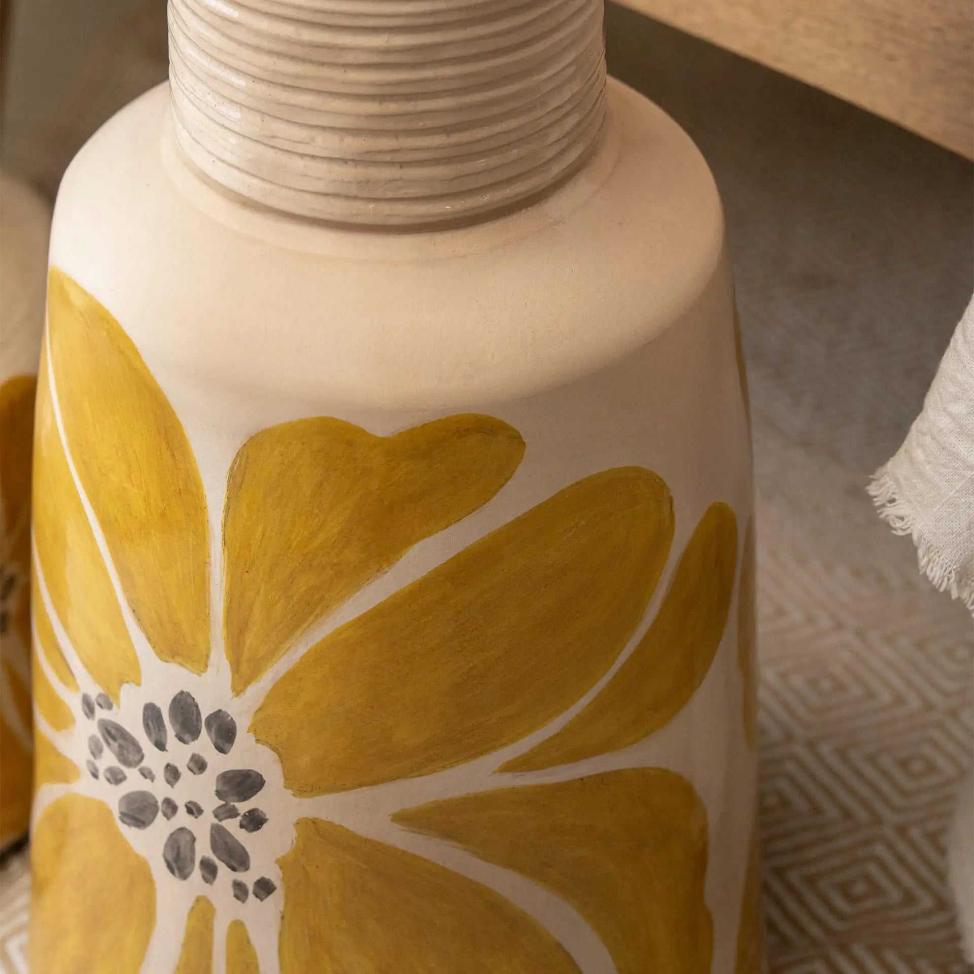 Grand vase en terre cuite jaune printanier