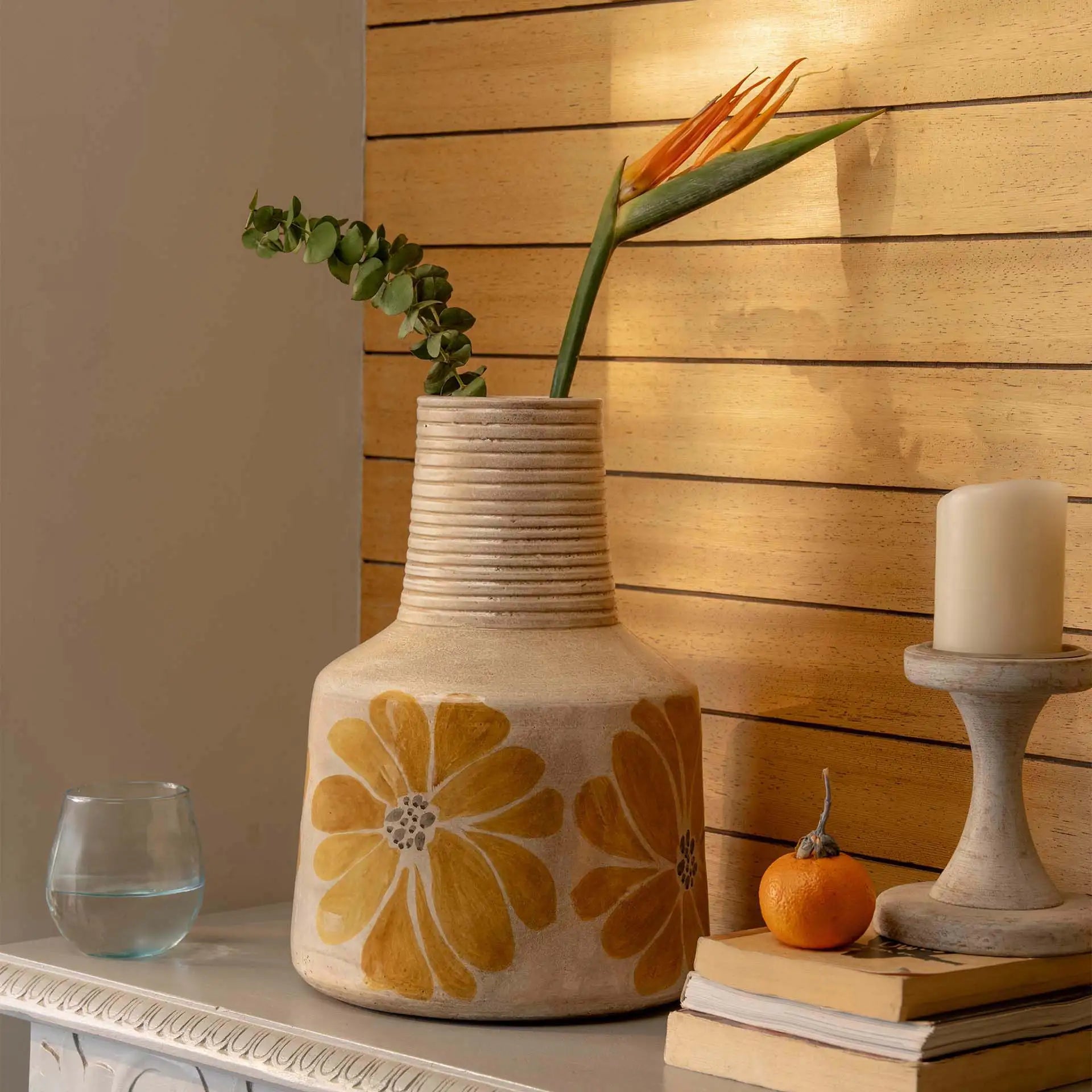 Dans le vase jaune terre cuite de printemps
