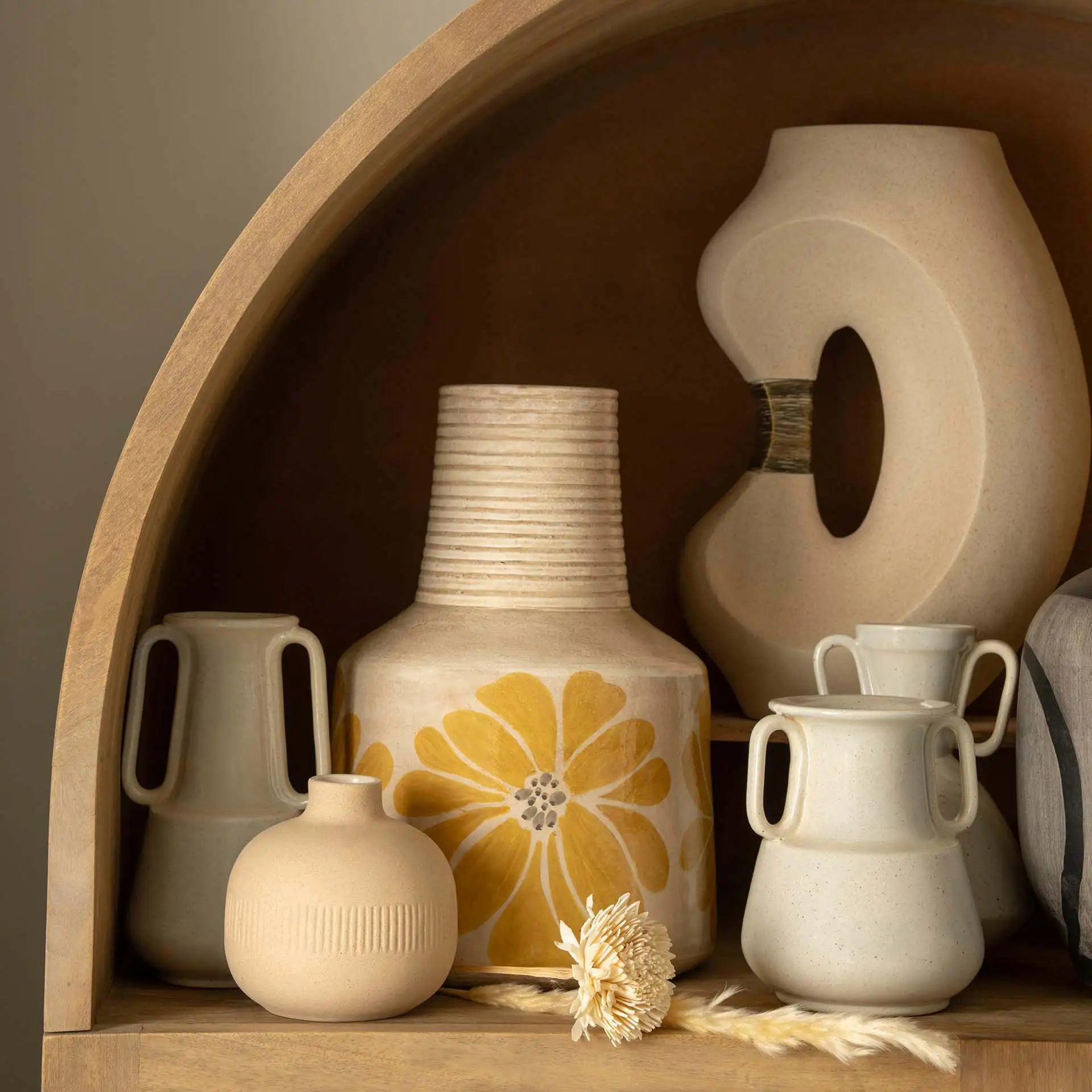 Dans le vase jaune terre cuite de printemps