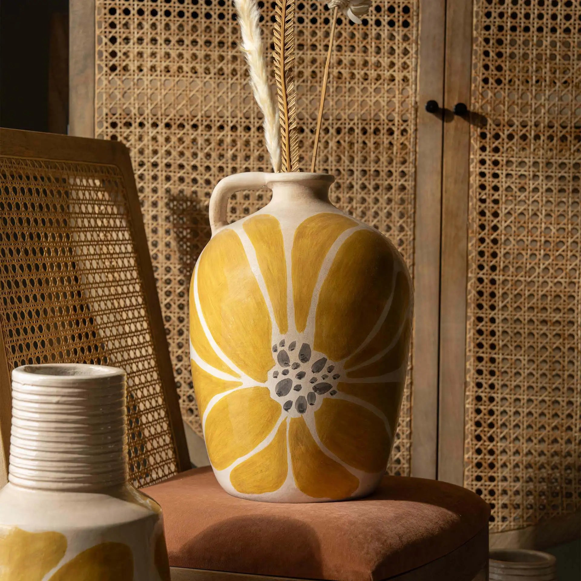 Motif floral jaune dans un vase en terre cuite printanier