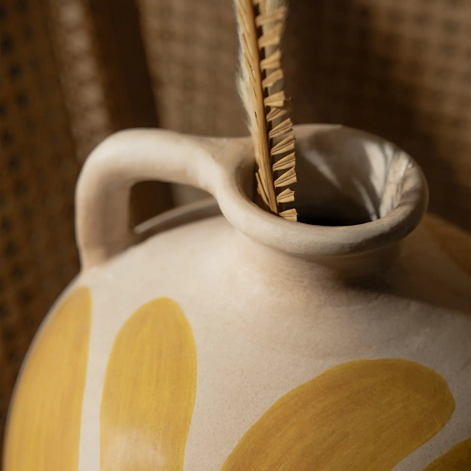 Motif floral jaune dans un vase en terre cuite printanier