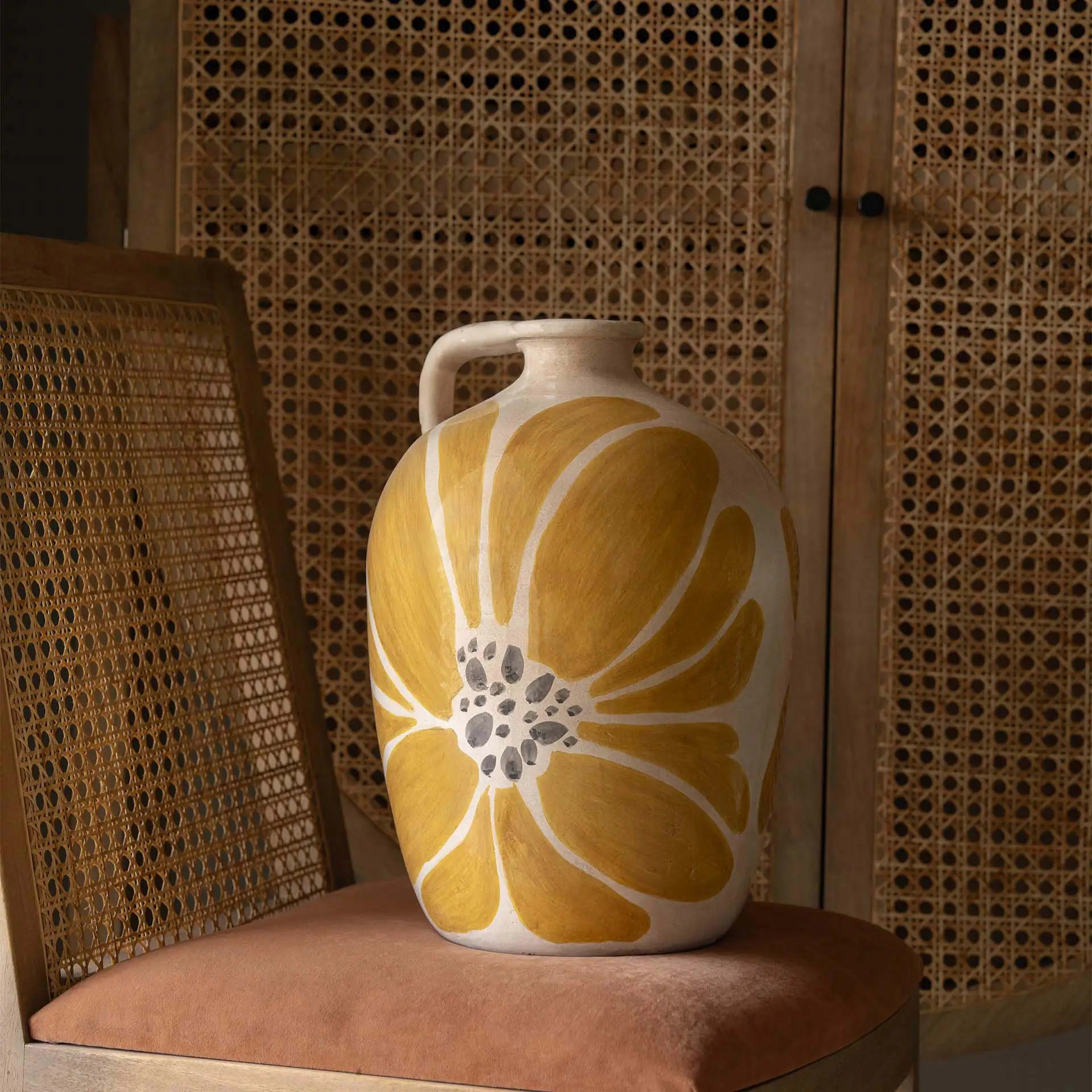 Motif floral jaune dans un vase en terre cuite printanier