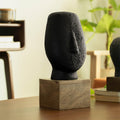 sculpture de visage noir et ferme
