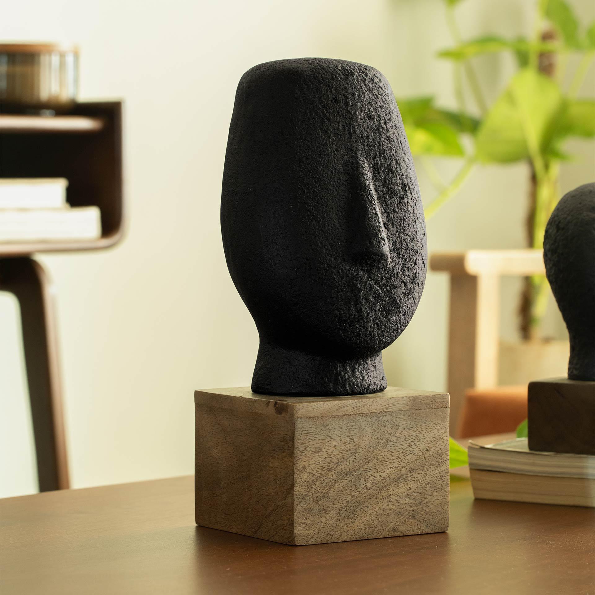 sculpture de visage noir et ferme