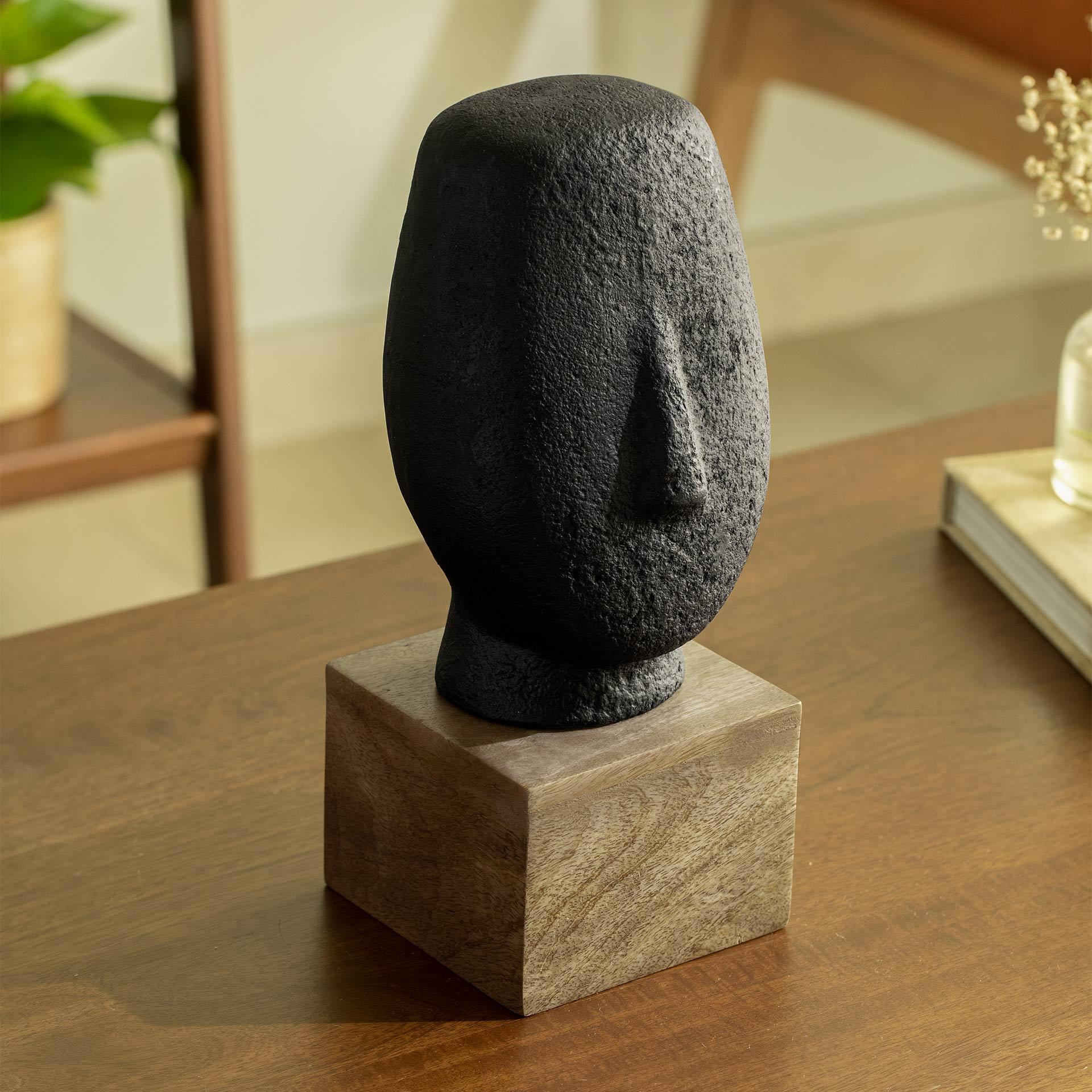 sculpture de visage noir et ferme