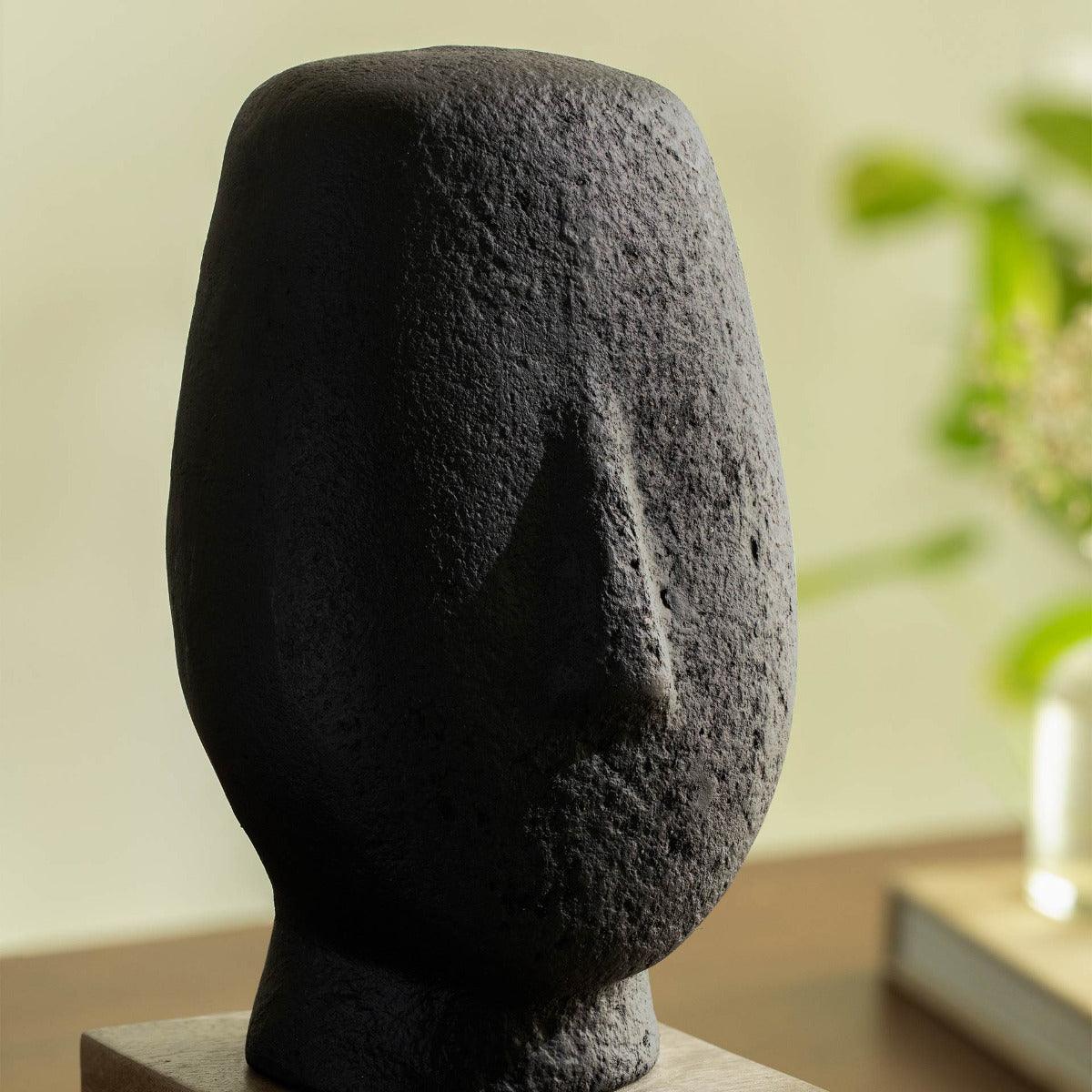 sculpture de visage noir et ferme