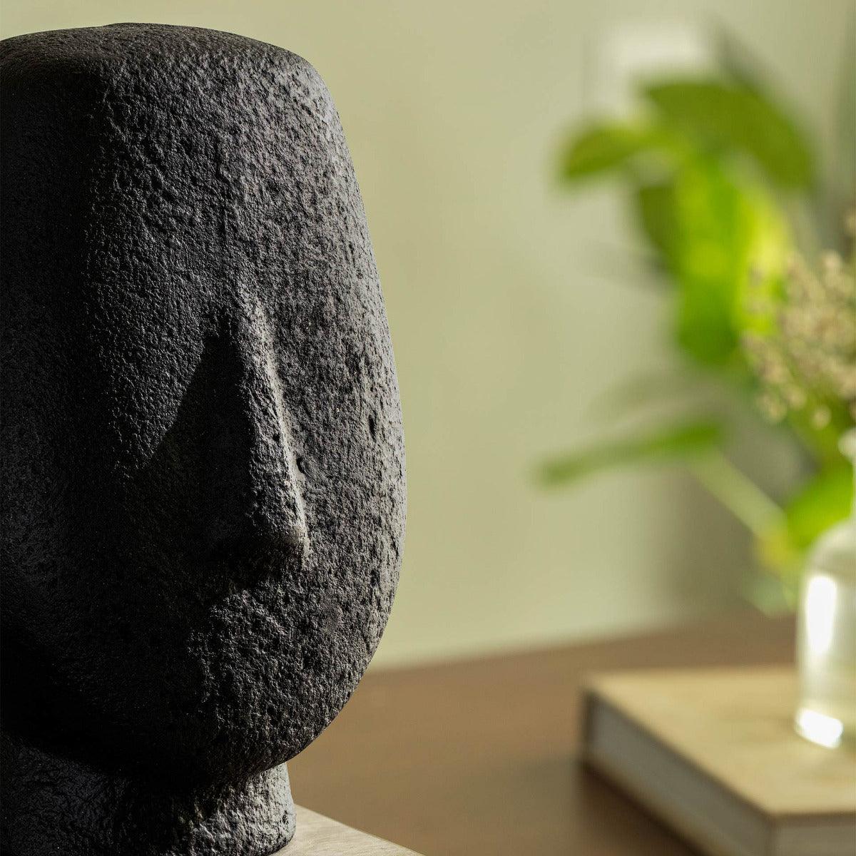 sculpture de visage noir et ferme